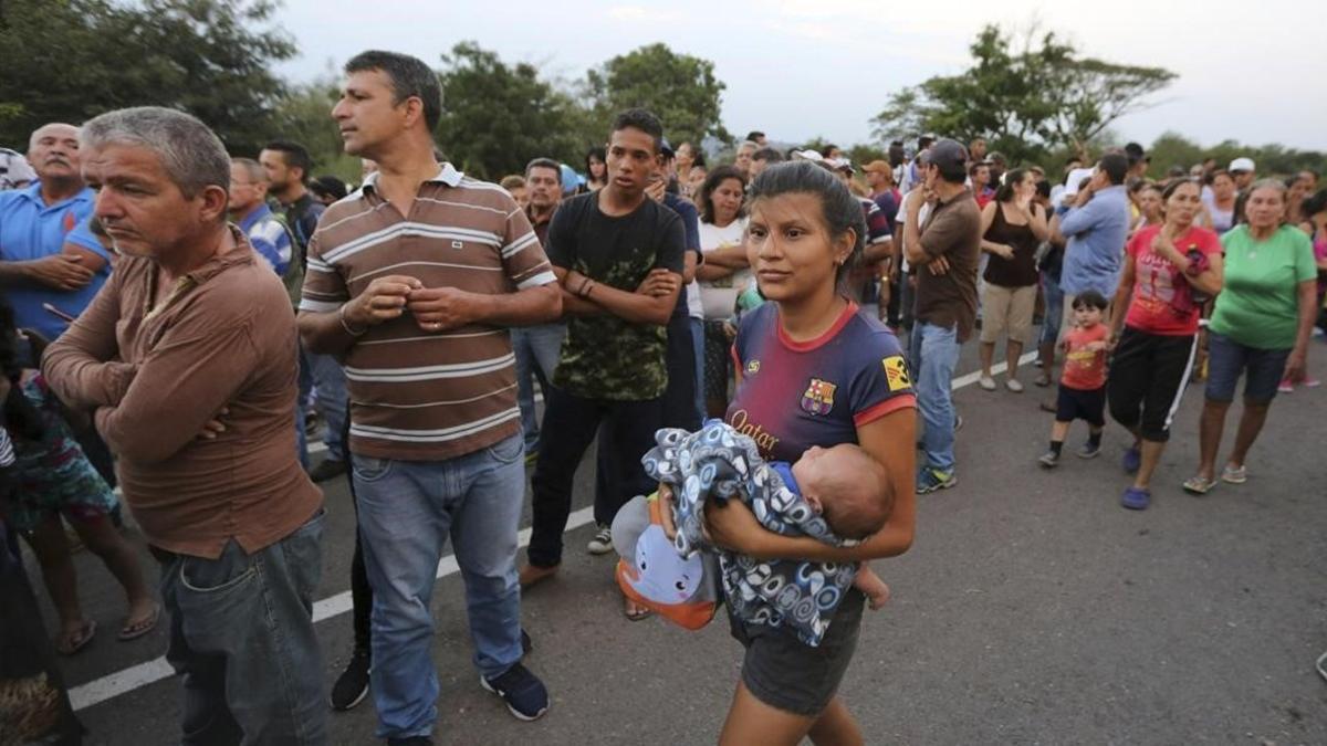 Cola para recibir una bolsa con alimentos subsidiados por el Gobierno de Nicolás Maduro cerca del puente internacional de Tienditas en las afueras de Urena, Venezuela.