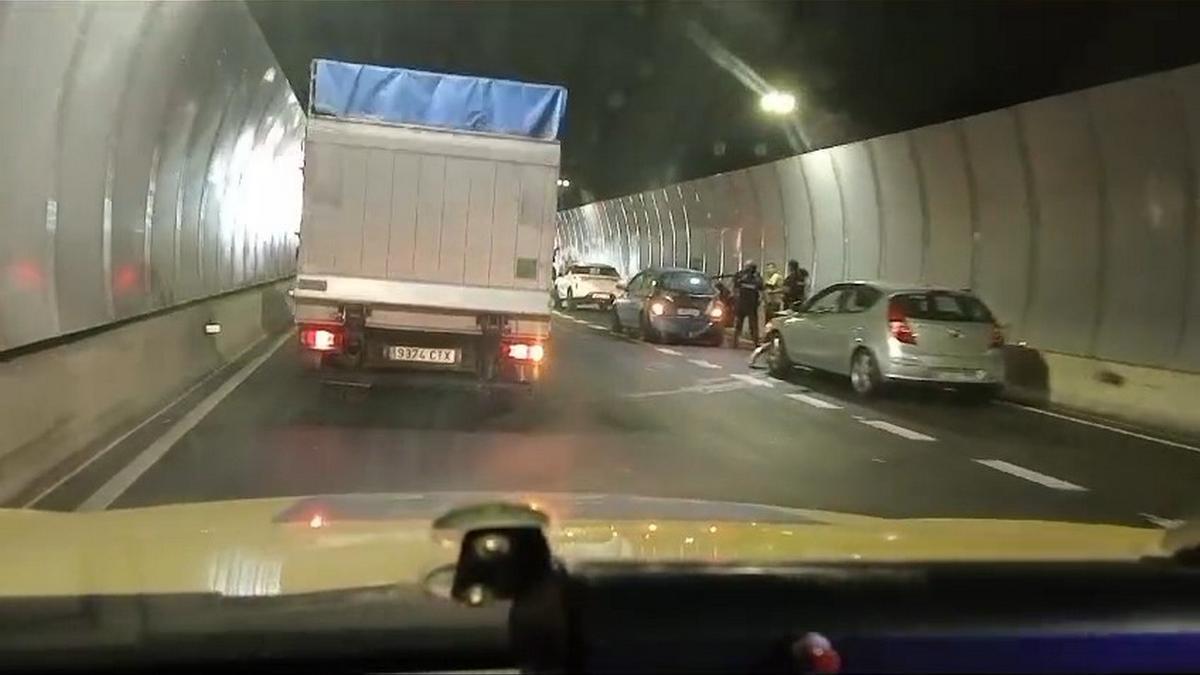 Imagen de la colisión de tres vehículos en el túnel Julio Luengo, en Las Palmas de Gran Canaria.