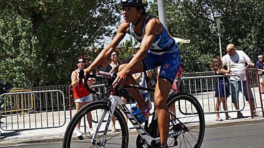 Pepa García, en pleno esfuerzo sobre la bicicleta.