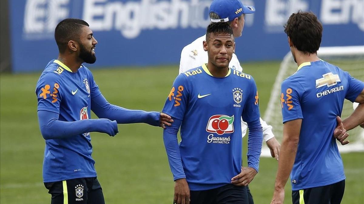 Neymar, durante el entrenamiento realizado por la 'canarinha' en la Granja Comary