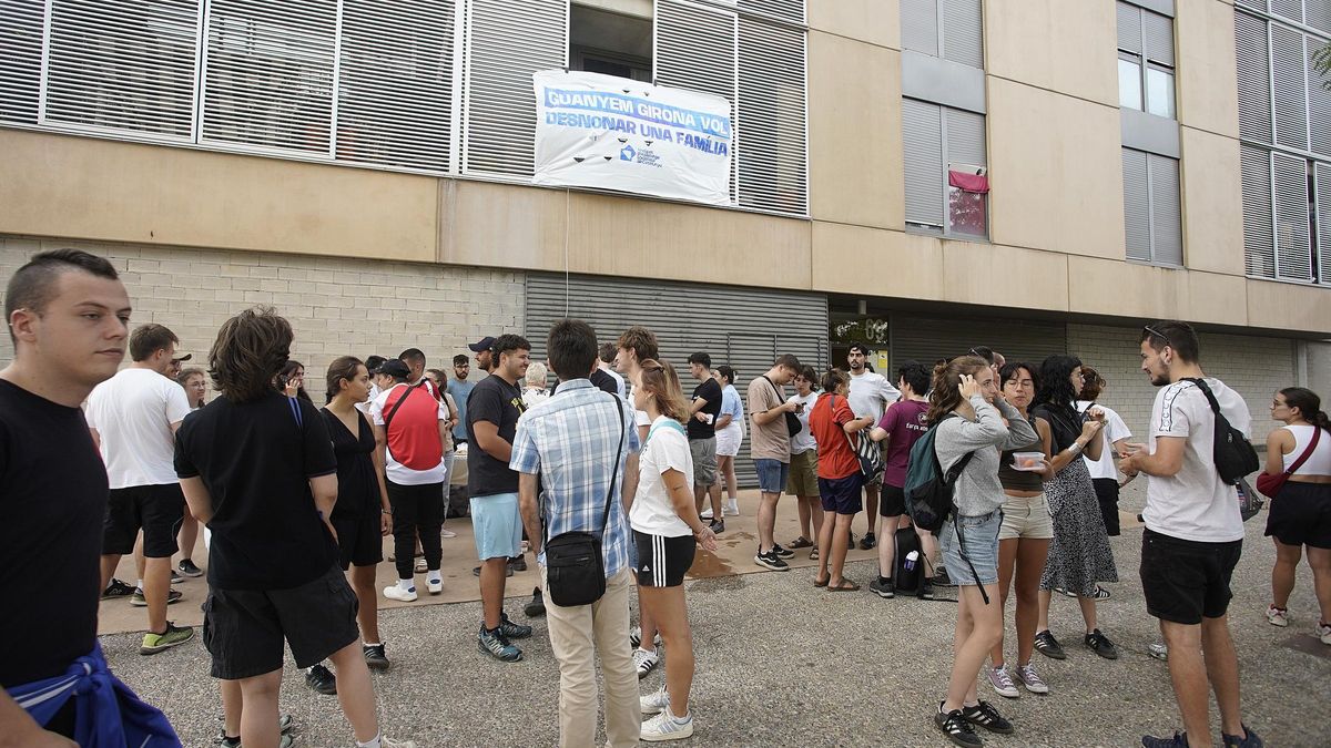 Les imatges de la concentració aquest matí davant el domicili
