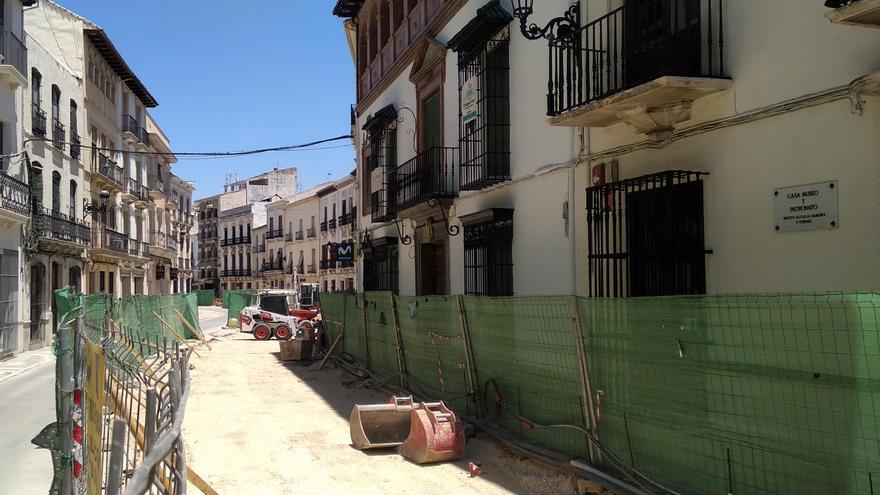 La alcaldesa de Priego defiende ante los vecinos el &quot;buen ritmo&quot; de las obras de la calle Río