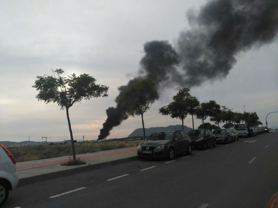 Los bomberos tratan de sofocar un virulento incendio en una planta de residuos de AIicante