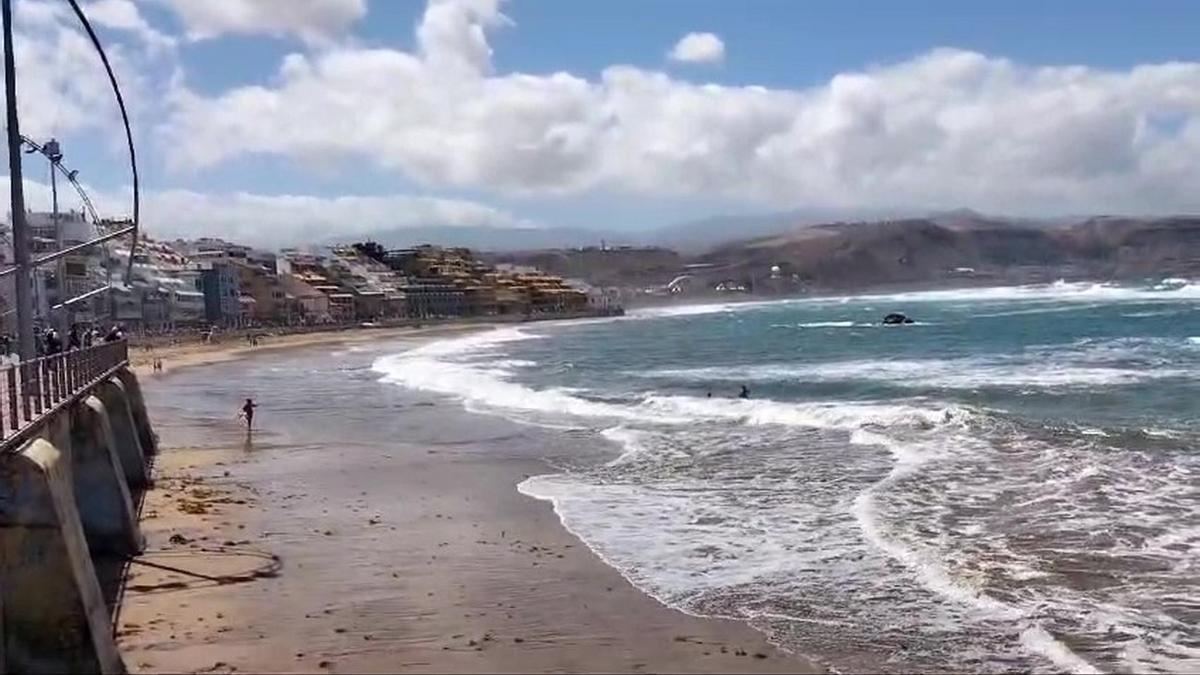 Así estuvo la playa de Las Canteras durante el Viernes Santo