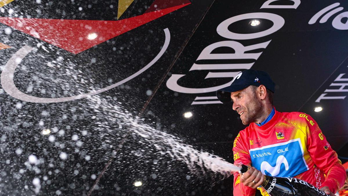 Alejandro Valverde celebrando en lo más alto del podio su triunfo de etapa.