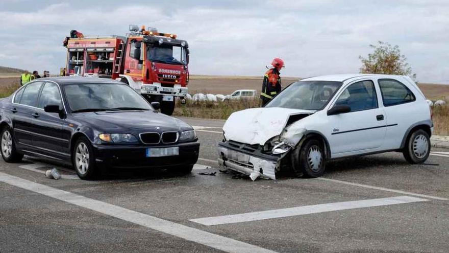 A la izquierda, el BMW, y a la derecha, el Opel Corsa donde viajaban las dos personas heridas.