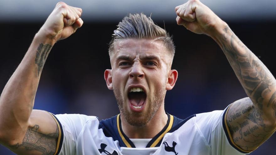 Alderweireld celebra la victoria de su equipo.