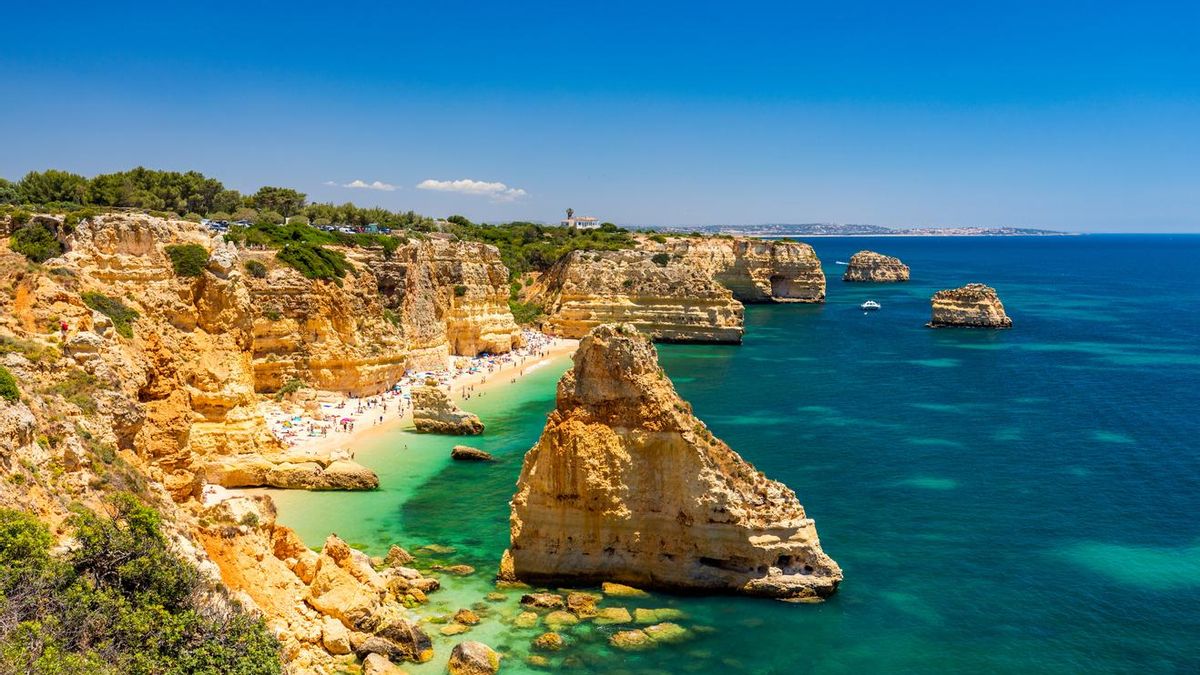 La ruta de senderismo por los acantilados del Algarve que pasa por una de las playas más bonitas del mundo