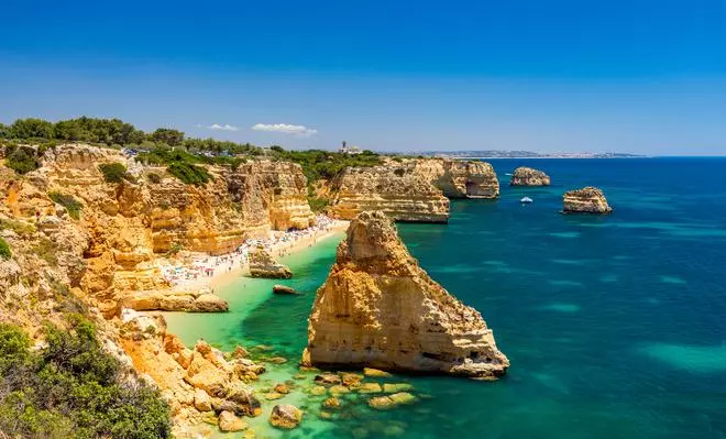 La ruta de senderismo por los acantilados del Algarve que pasa por una de las playas más bonitas del mundo