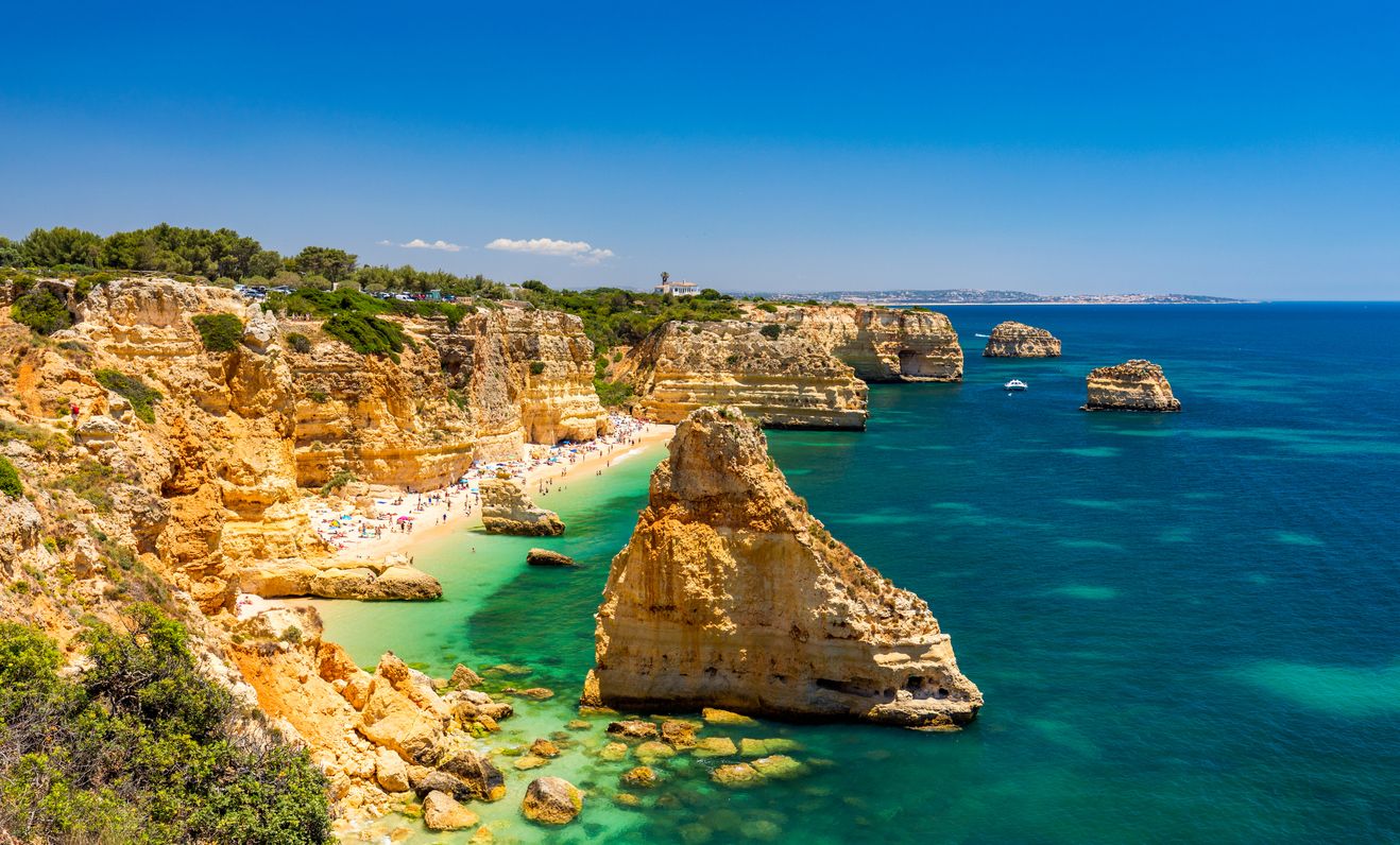 La ruta sobre los acantilados del Algarve que pasa por una de las playas más bonitas del mundo