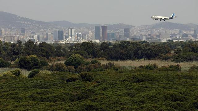 El mal tiempo causa cancelaciones y retrasos de vuelos en el aeropuerto de El Prat.