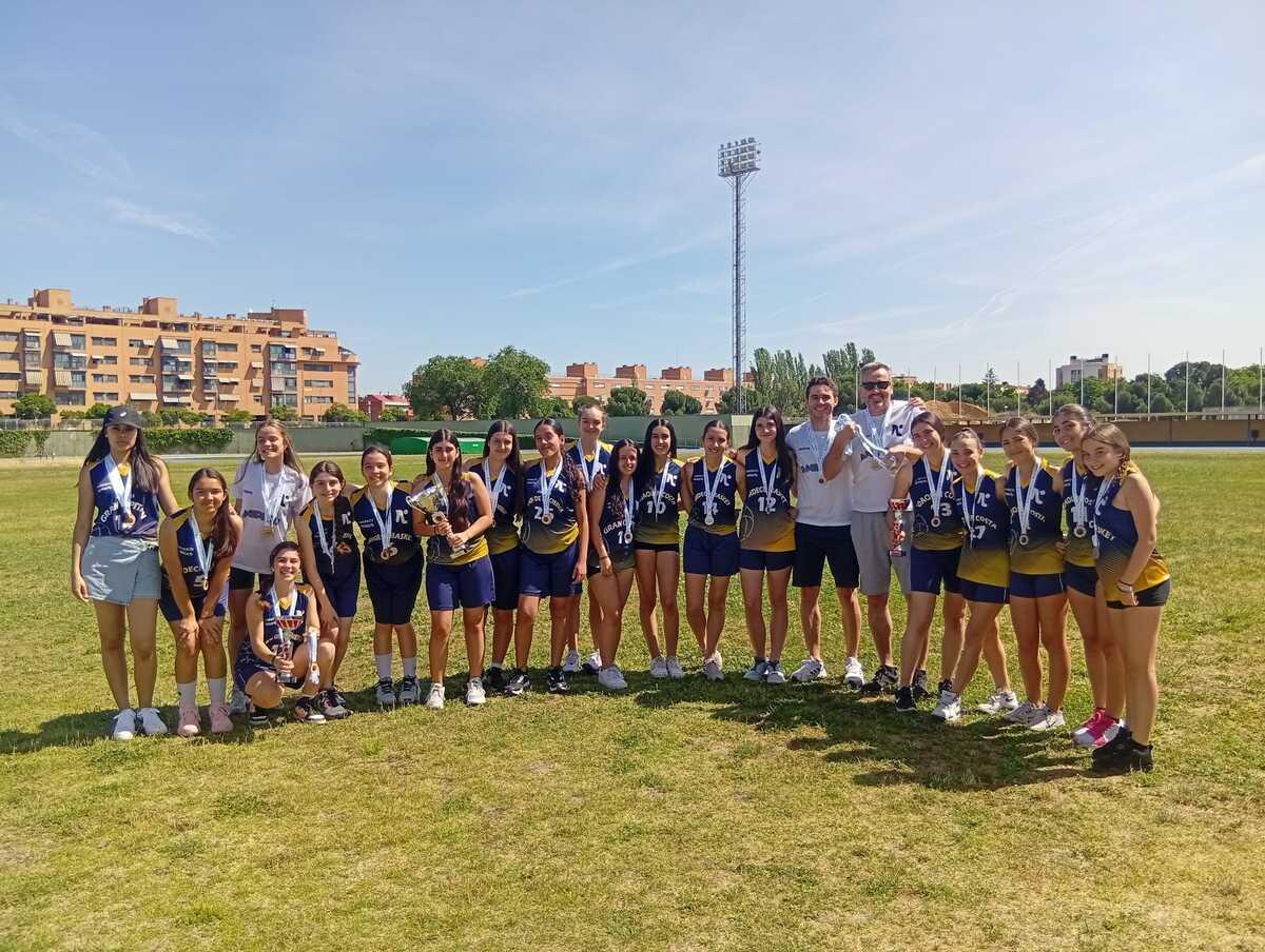 Los dos cadetes femeninos de Amidecu con los trofeos de campeonas y subcampeonas de Copa Primavera