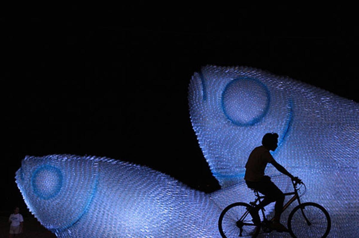 Un model d’un peix gegant fet amb ampolles de plàstic s’exhibeix a la platja de Botafogo, durant la conferència Río+20 sobre el Desenvolupament Sostenible, a Rio de Janeiro.
