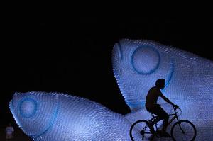 Un model d’un peix gegant fet amb ampolles de plàstic s’exhibeix a la platja de Botafogo, durant la conferència Río+20 sobre el Desenvolupament Sostenible, a Rio de Janeiro.