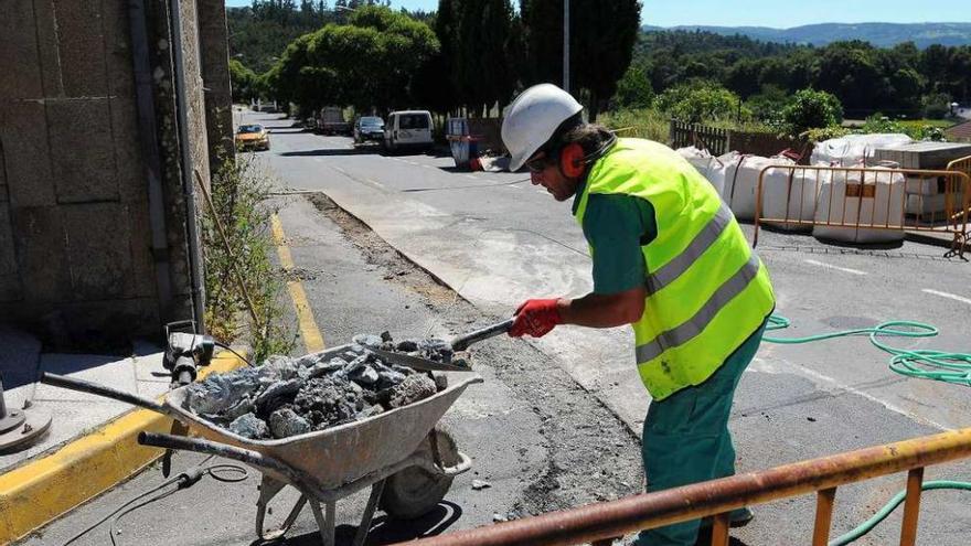 Un operario retira escombro de obra como paso previo al repintado de la vía. // Bernabé/Javier Lalín