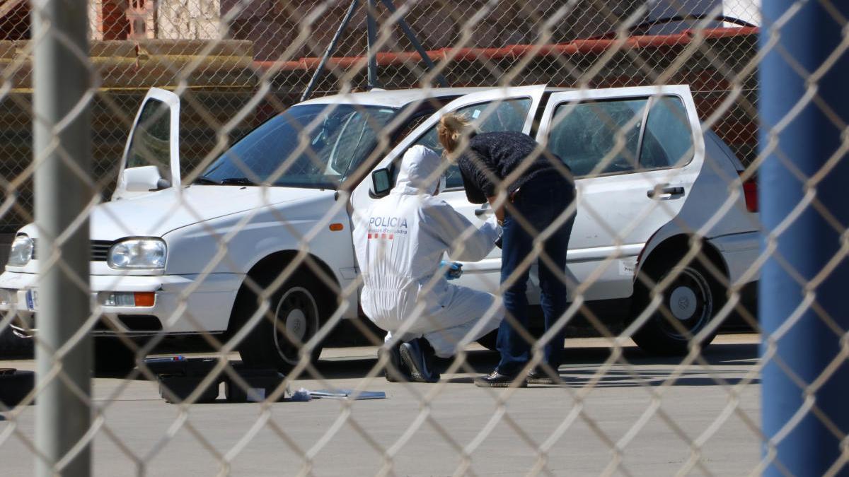 La policia inspeccionant el vehicle on va apareixer el cadàver a Roses.