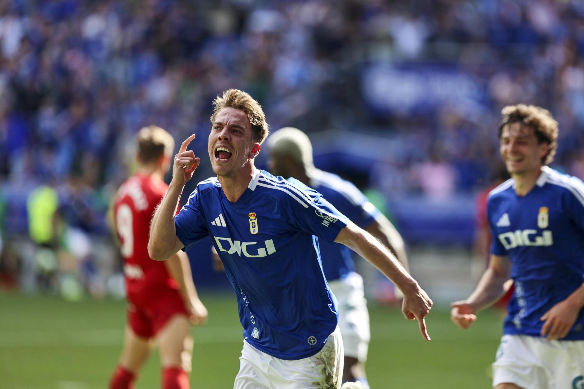 EN IMÁGENES: Ambientazo en la valiosa victoria del Oviedo contra el Zaragoza