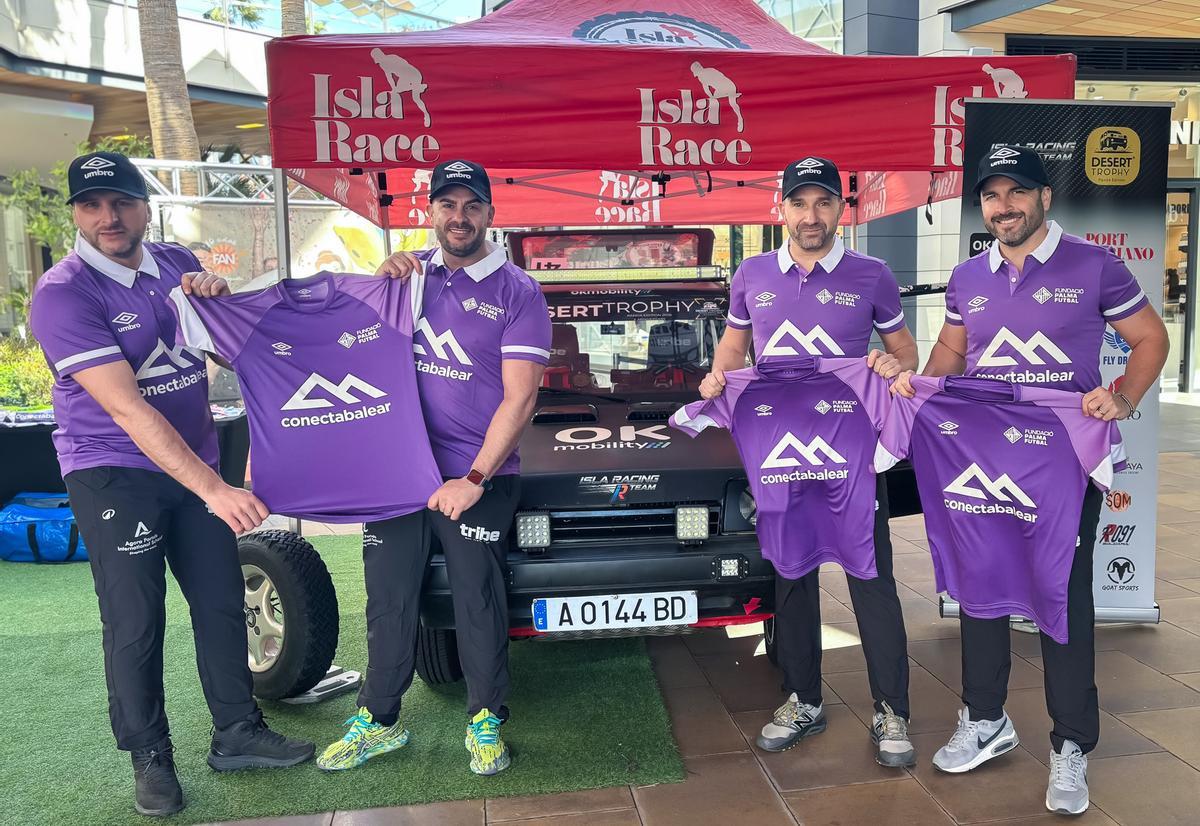 Los pilotos del Isla Racing Team posan con camisetas de la Fundació Miquel Jaume