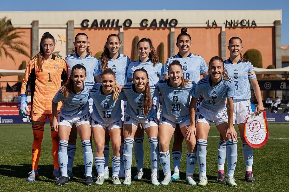 Lucía Moral, segunda por la derecha arriba, con la selección española en La Nucía.