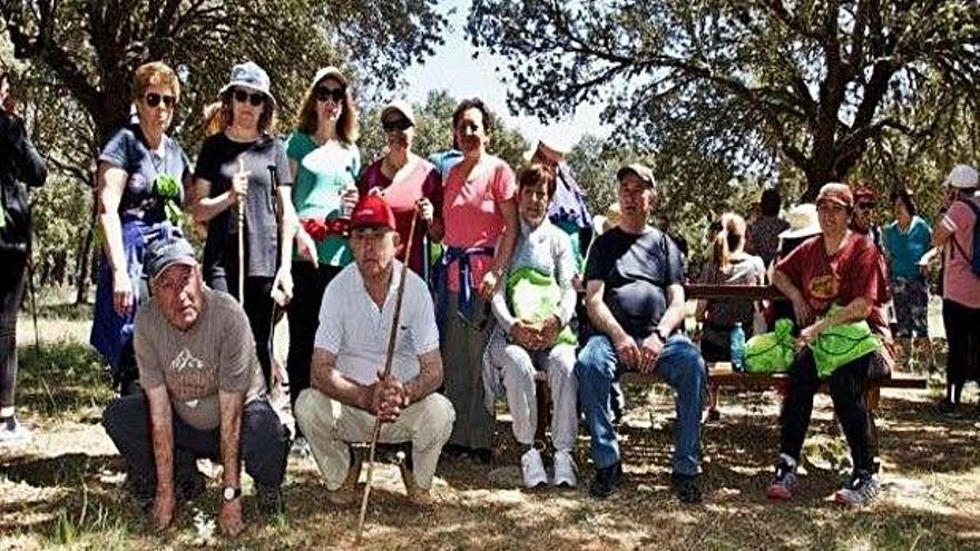 Participantes en la ruta descansando en La Majada.