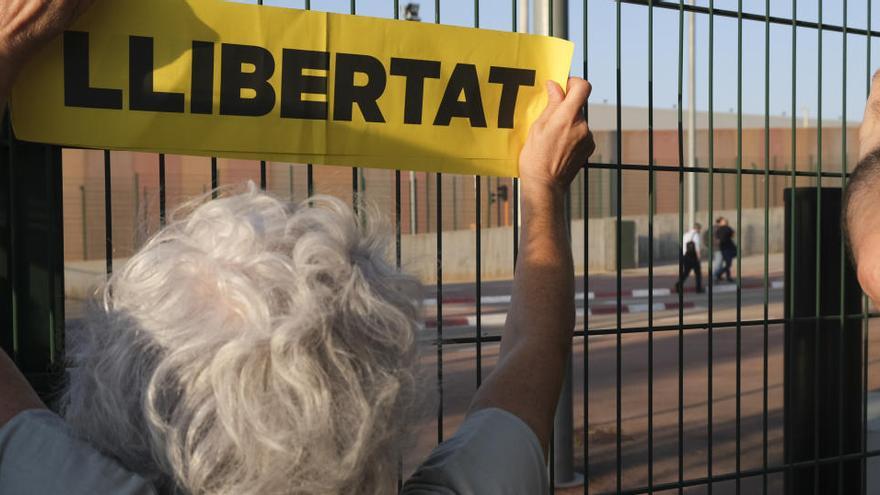 Una dona amb un cartell demanant la «Llibertat» dels presos polítics, ahir a Lledoners |