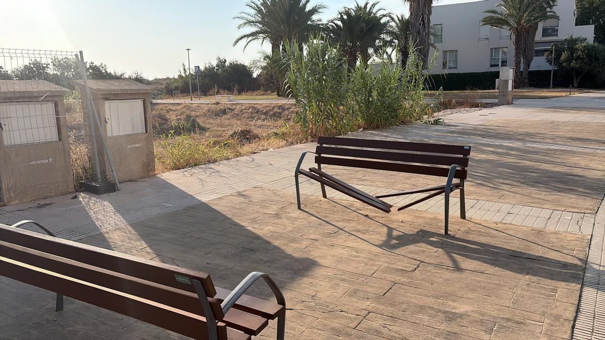 Un banco destrozado en la playa de Oliva.