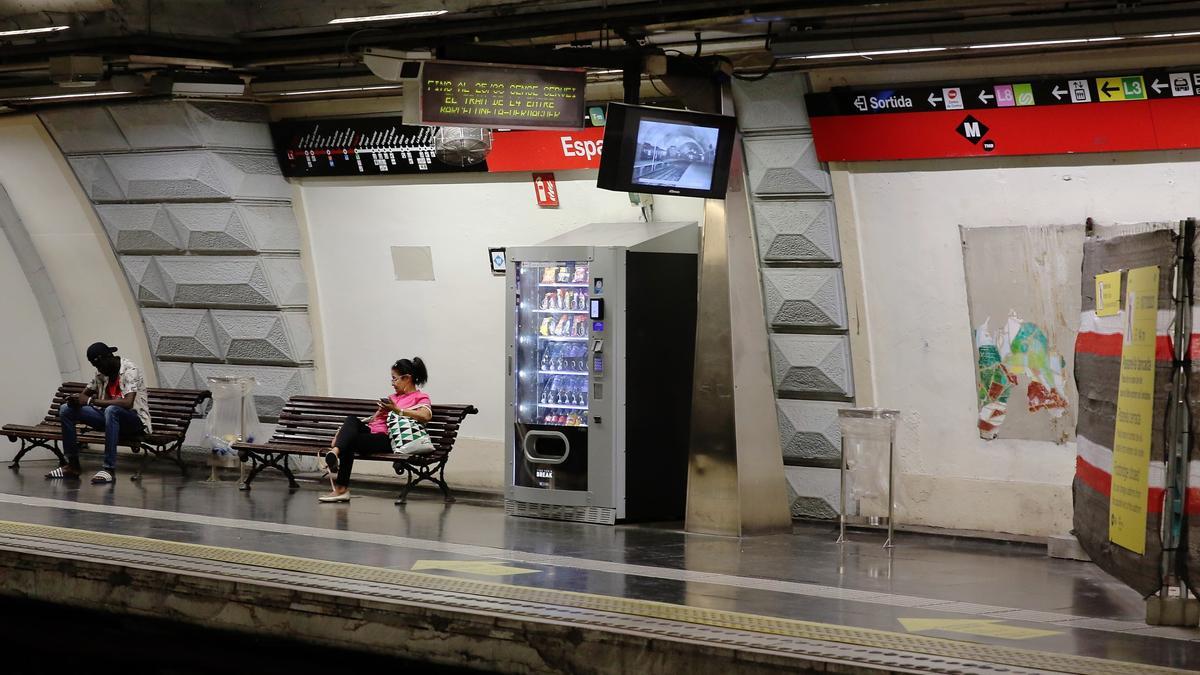 Mural del 1988 reaparecido en la estación de metro de plaza Espanya, en Barcelona