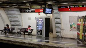 Unes obres a l’estació de metro de plaça Espanya destapen un mural dels anys 80