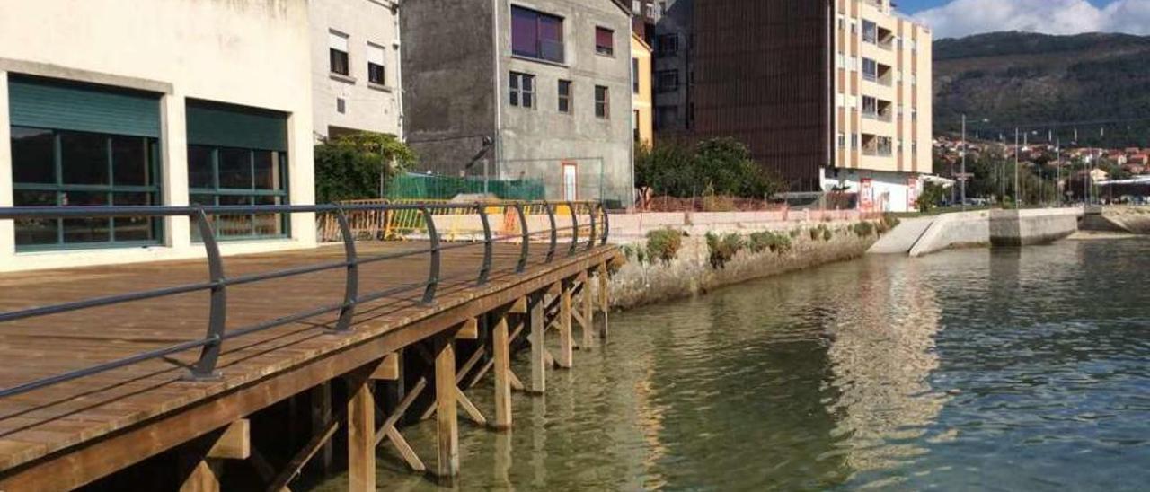 Pasarela de madera construida en el paseo de Seara frente al club de jubilados. // S.A.