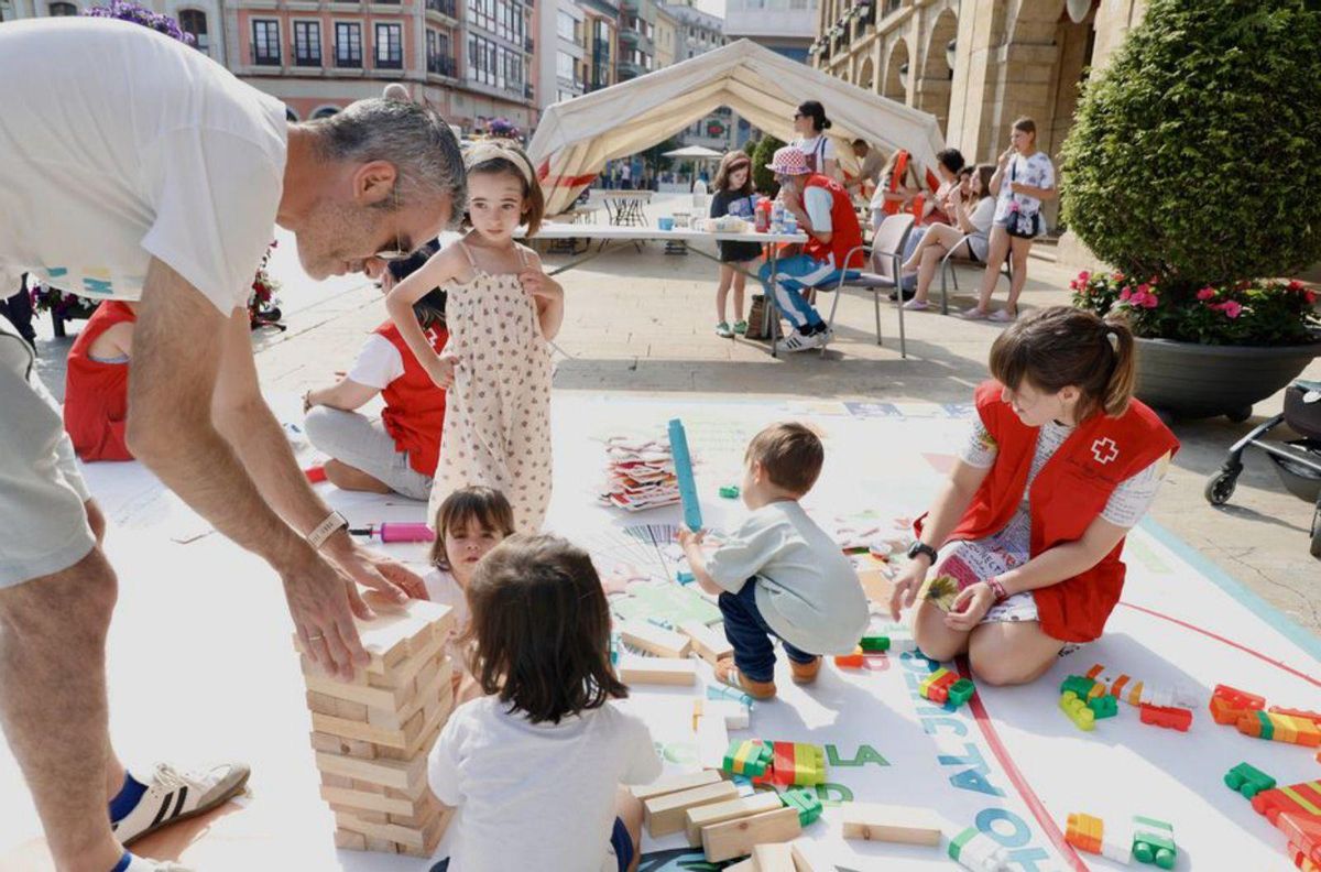 1. Un momento de la representación de «Gianni Schicchi», en el vestíbulo de la Escuela de Artes. 2. Un concierto en el salón de actos del Conservatorio. 3. Los responsables de la empresa Triditive. 4. El cuadro entero de «Gianni Schicchi:» y 5. Agustín Hernández, en su homenaje a los cinco sentidos, delante de su negocio.