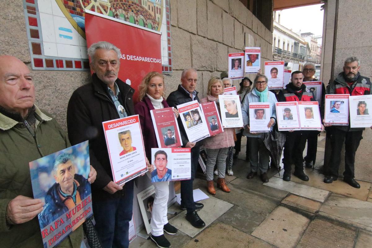 Familiares de personas desparecidas, a las puertas del Ayuntamiento de Córdoba.