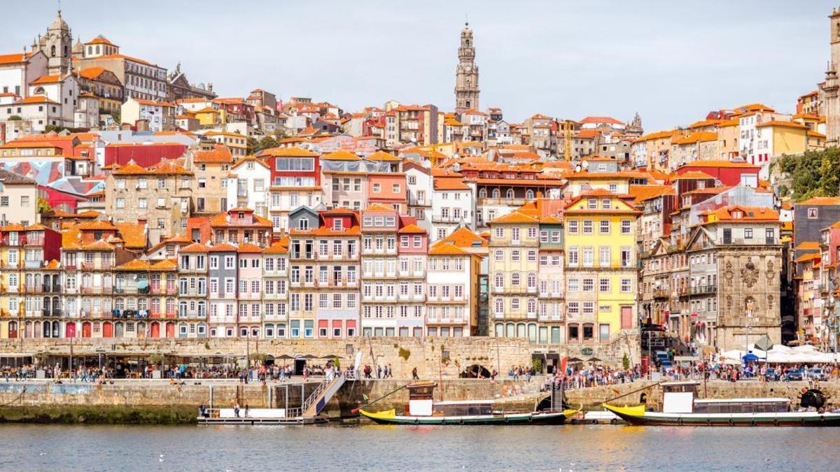 VIsta de Oporto con la Torre dos Clérigos al fondo.