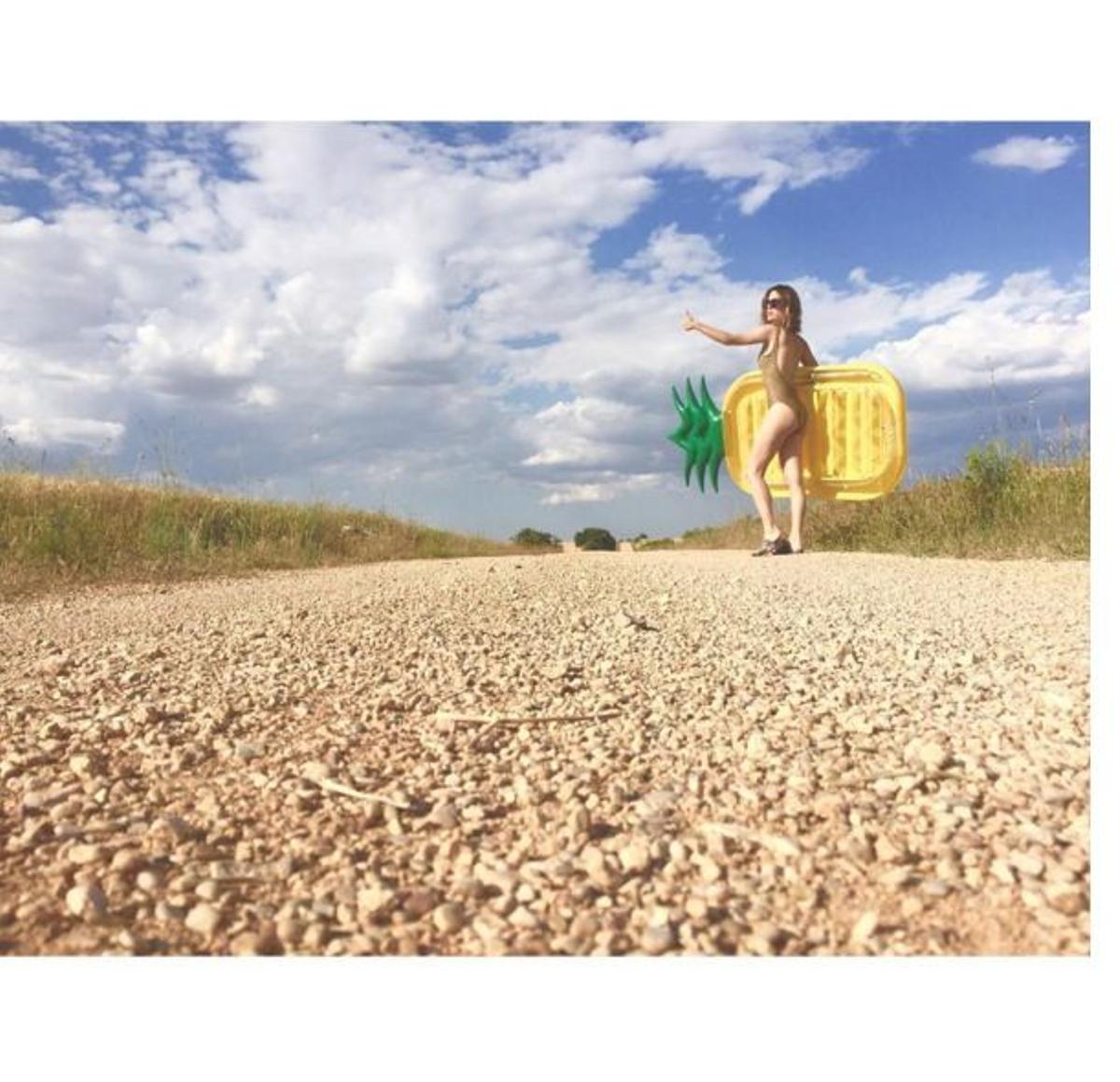 Blanca Suárez con bañador y flotador