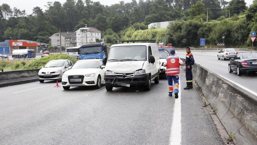 Dos heridos y retenciones por un choque múltiple en la A-55 en Mos