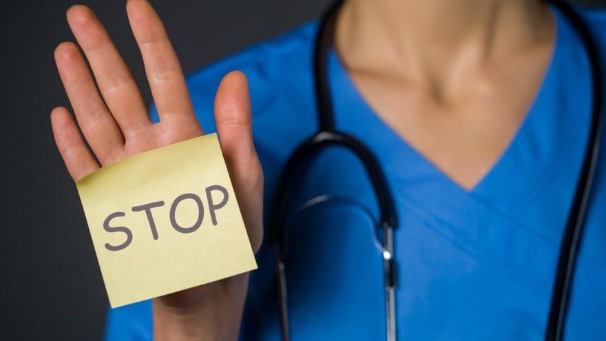 Archivo - Imagen de recurso de una agresión médica.