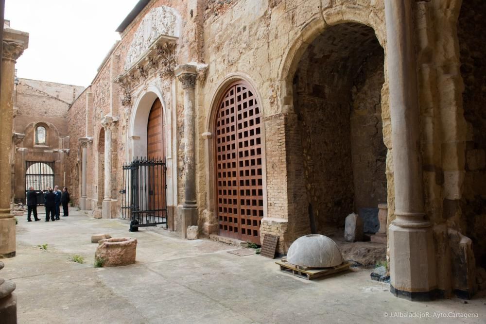 José López, alcalde de Cartagena, visita la Catedral Vieja