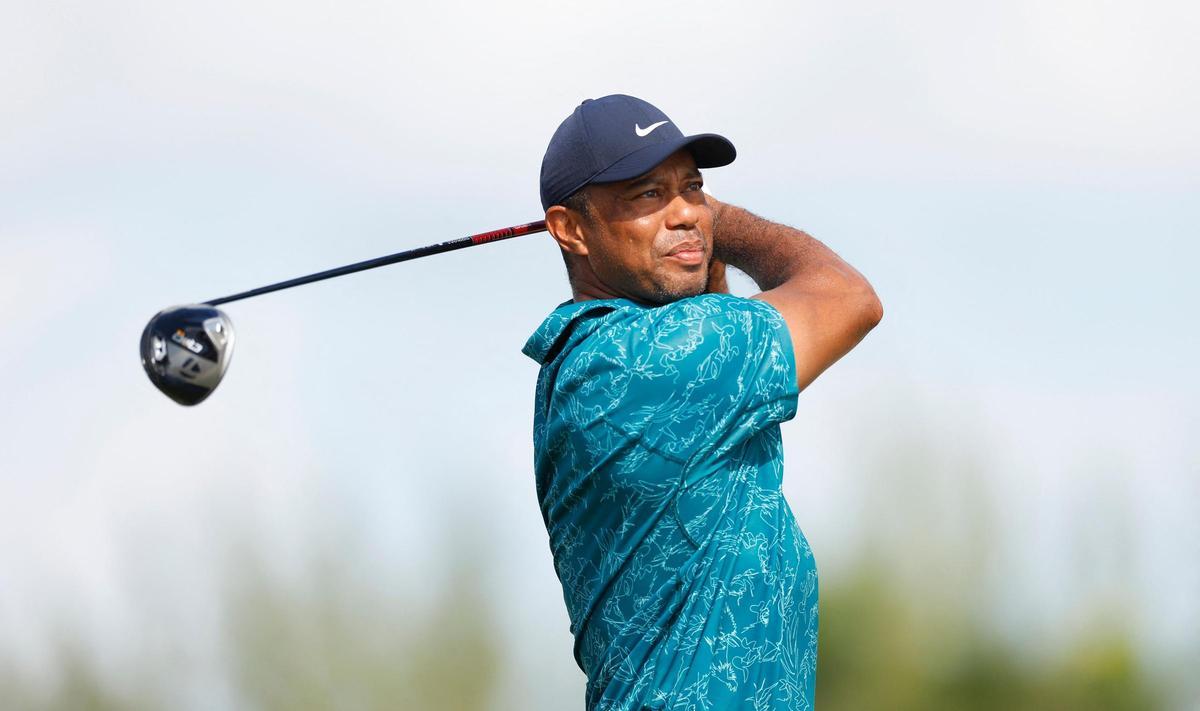 Tiger Woods ejecuta un golpe en la segunda jornada del Hero World Challenge