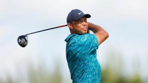 Tiger Woods ejecuta un golpe en la segunda jornada del Hero World Challenge