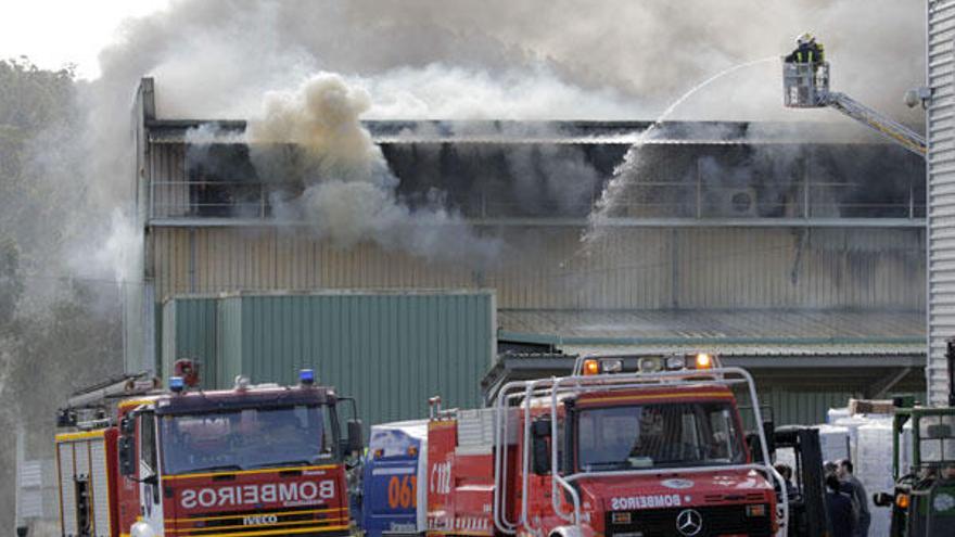 Un incendio destruye una nave frigorífica en Caldas