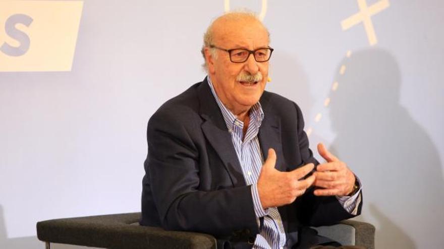 Del Bosque charla en la sede del Celta sobre la evolución del fútbol