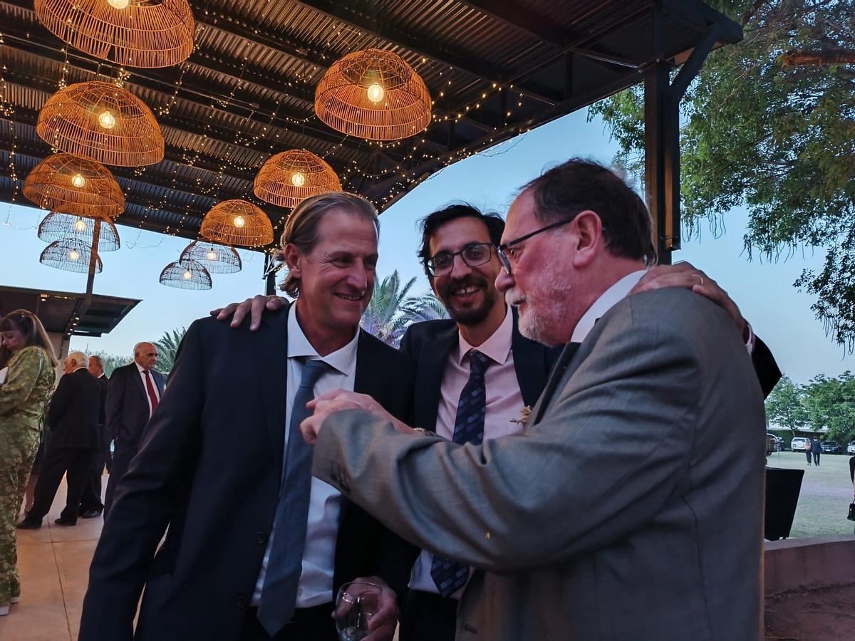 Manuel Nogueira, a la derecha, con dos jóvenes abogados durante una estancia en Paraguay.