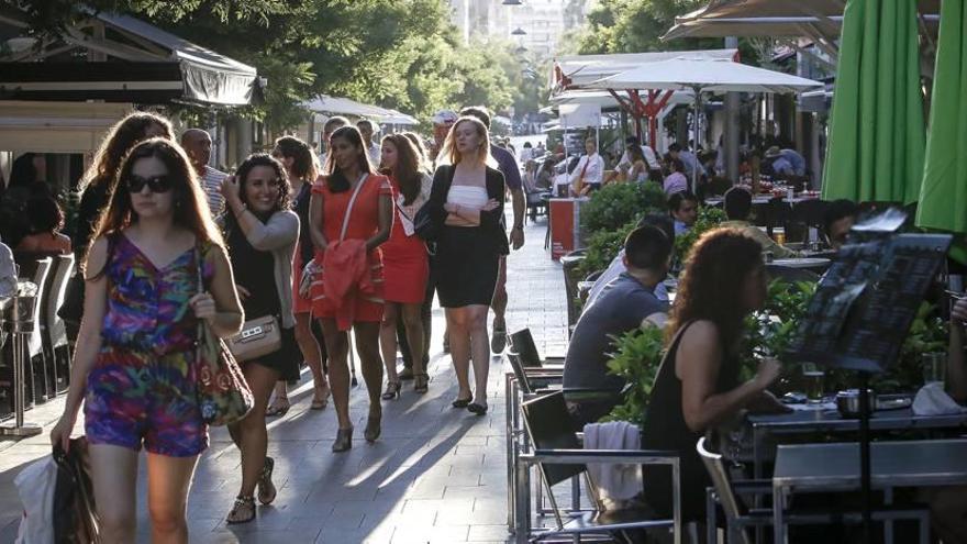 Urbanismo quiere evitar que en los futuros ejes cívicos se produzca una saturación de locales como la que hay en la calle Fàbrica.