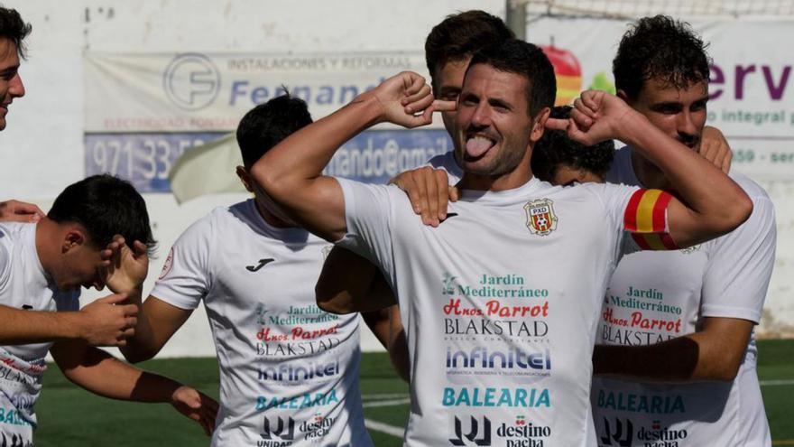 Salinas celebra un nuevo gol con la Peña Deportiva. | P.D.