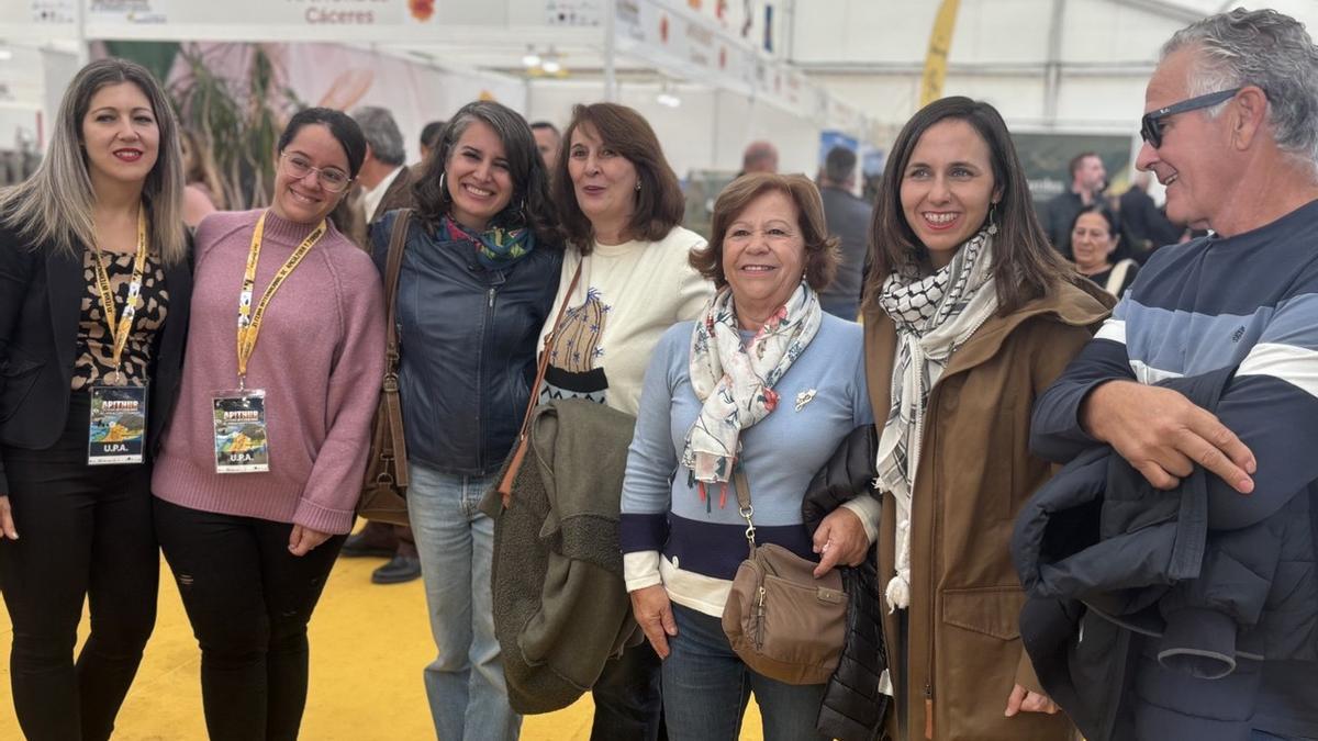 La exministra Ione Belarra visita la feria de apicultura de Las Hurdes junto a la líder de Podemos en Extremadura, Irene de Miguel.