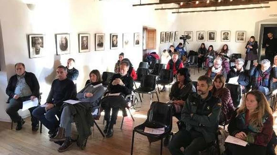 Asistentes al encuentro ciudadano en la Casa de la Cultura.