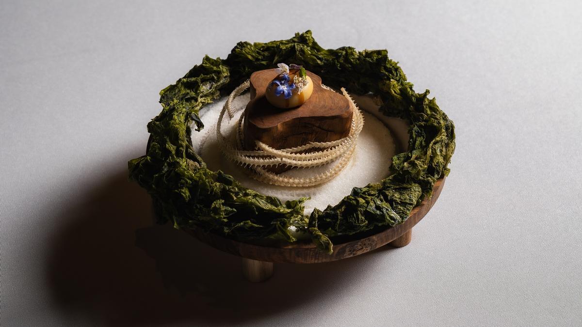 Mini magraneta rellena de anguila ahumada.