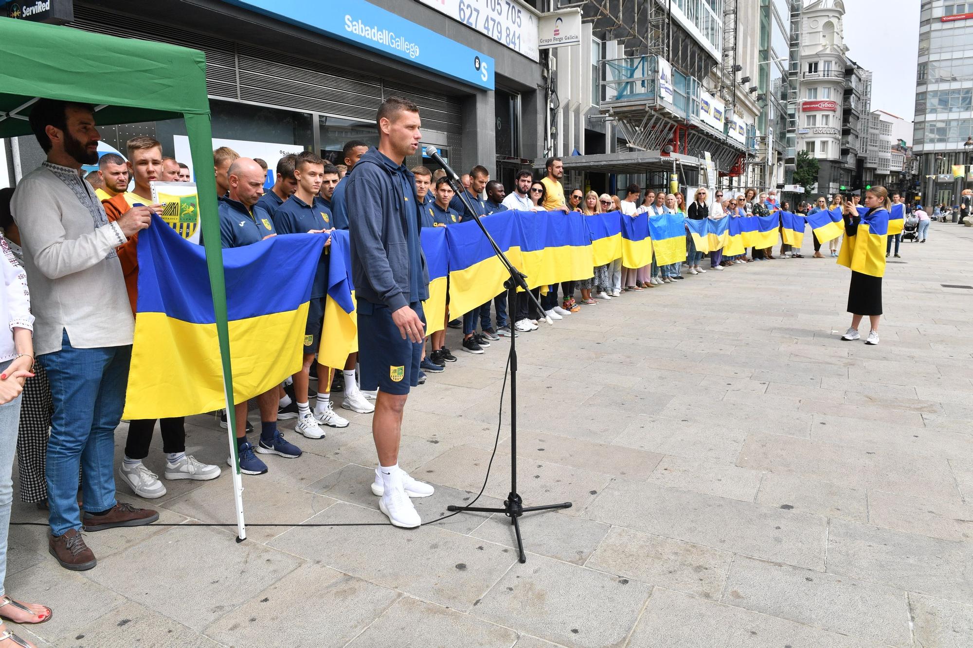 Los jugadores del Metalist de Jarkhov asisten a la concentración de ucranianos del Obelisco de A Coruña