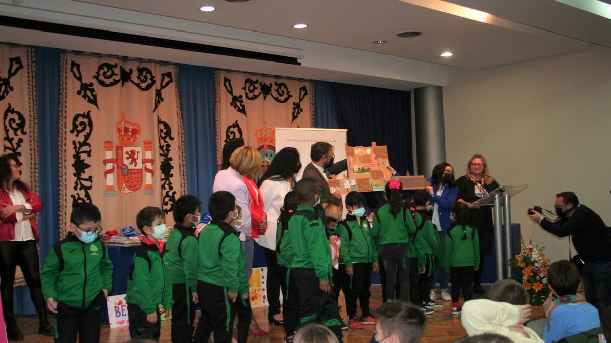 Los alumnos del colegio José Robles de cinco años recogían el primer premio, compartido, por ‘Una momia sin cobertura’.