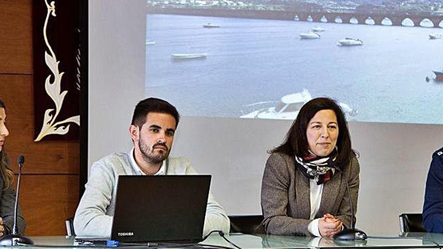 Presentación, ayer del vídeo, con dos responsables de la productora (en los extremos), el edil de Cultura y la alcaldesa.