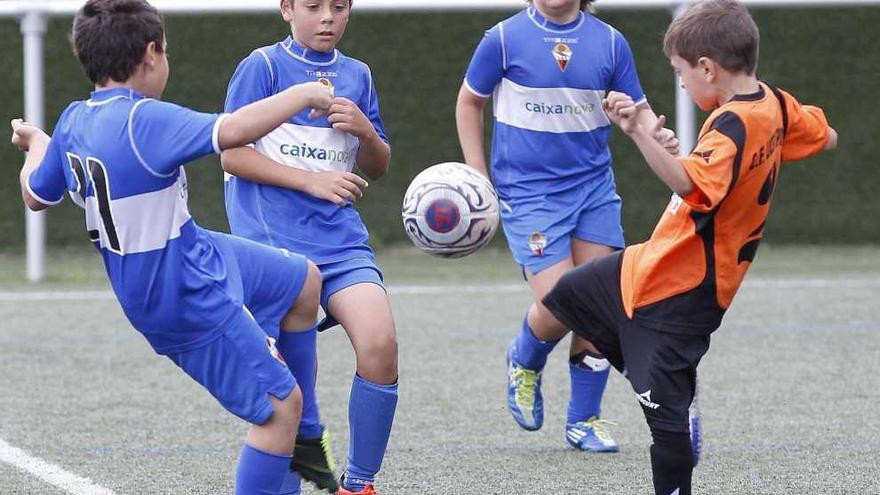 Una jugada del partido entre el Gran Peña y el Liceo Sport de Madrid, de la categoría sub 10, disputado ayer en el campo de Navia.